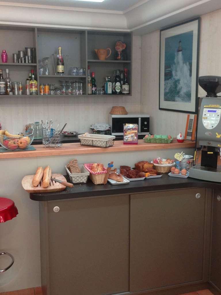 Brit Hotel Des Halles Concarneau Restaurant photo