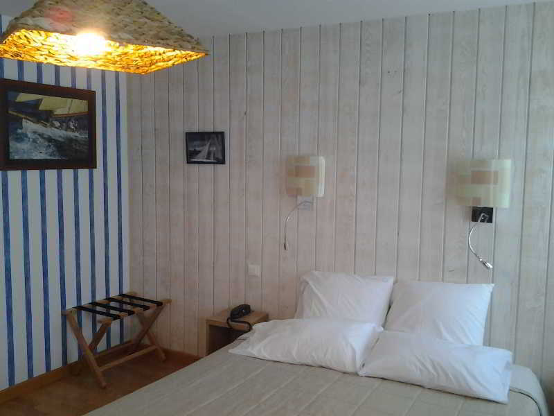 Brit Hotel Des Halles Concarneau Exterior photo